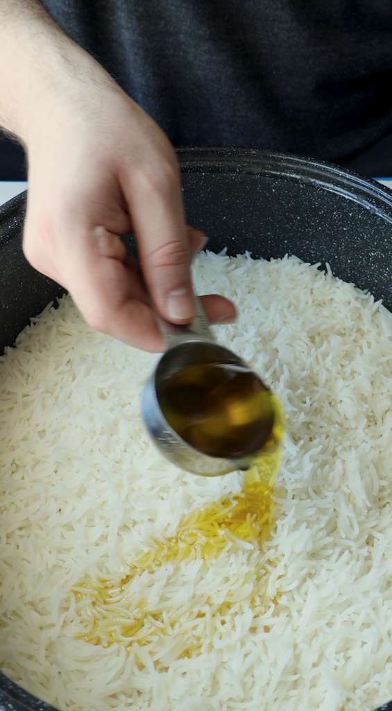 Add oil and mung bean mix to rice, stir together evenly and add holes in the rice.